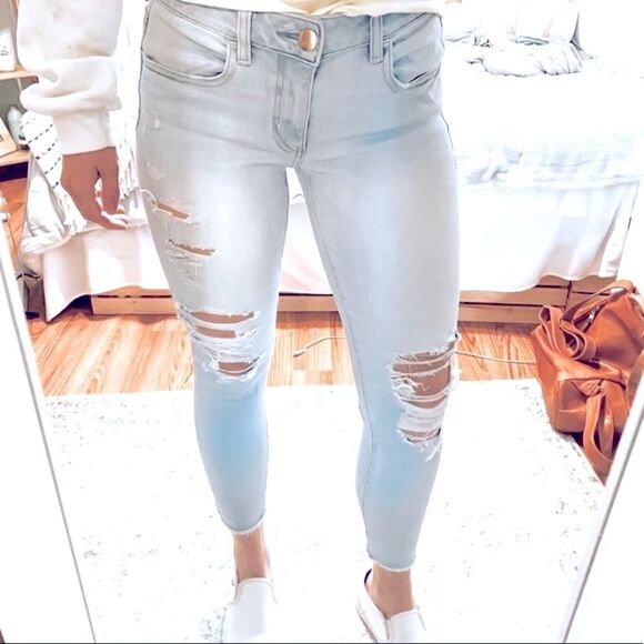 American Eagle Light Wash Ripped Jegging Crop Jeans 2/26 Long - Picture 1 of 7